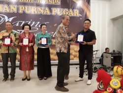 Gelar Peresmian Purna Pugar, Owner Marina Hotel Kisaran Asahan Berikan Cindera Mata Ke Mitra