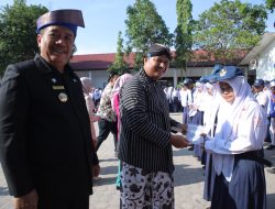 Bupati Asahan serahkan plakat, Souvenir Dan Piagam Penghargaan