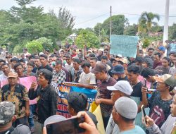 Aliansi Nelayan dan Masyarakat Bawa Jaring Ikan ke Kantor Wali Kota Subulussalam
