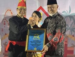 Gubernur Sumbar Terima IHSA Award 2025 sebagai Tokoh Pengembangan Usaha Homestay Wilayah Provinsi