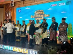 Wako Sungai Penuh Alfin Terima Penghargaan Pelestarian Bahasa dan Budaya Lokal