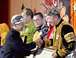 Festival Tunas Bahasa Ibu Nasional, Bupati Kerinci Monadi Terima Penghargaan dari Menteri Pendidikan Dasar dan Menengah RI