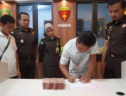 Kejari Sanggau Terima Pengembalian Uang Pengganti dari Terpidana Korupsi APBDes Desa Malenggang