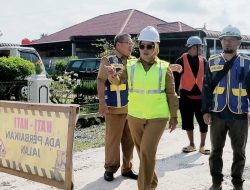 Tanggap Keluhan Warga, Bupati Erlina Pastikan Perbaikan Jalan Rusak di Mempawah Berjalan Bertahap