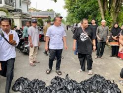 Berbagi Berkah Iduladha, Bupati Kubu Raya Sujiwo Serahkan Lima Ekor Sapi untuk Honorer dan Warga