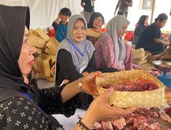 Dukung Pengurangan Plastik, Panitia Kurban Masjid Agung Al-Falah Gunakan Besek Bambu