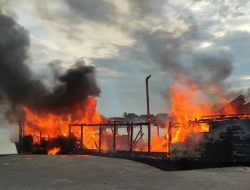 Kapal Pengangkut Terbakar di Pelabuhan Senghi Pontianak, Muatan Sembako Ikut Ludes