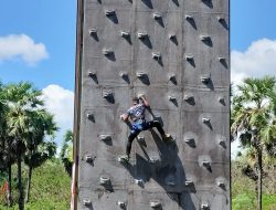 Lomba Panjat Tebing Warnai Perayaan 25 Tahun STIKOM Uyelindo Kupang