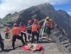 Pendaki Asal Brasil Jatuh di Lereng Rinjani, Berhasil Dievakuasi oleh Tim Gabungan