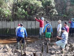 Warga dan Pemuda Muhammadiyah Kubu Raya Bersihkan Parit, Hidupkan Semangat Gotong Royong Cegah Banjir