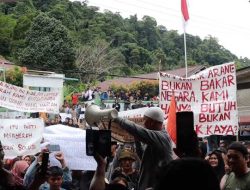 Pemkab Kubu Raya Beri Solusi Bagi Petani Arang Batu Ampar,Bupati Sujiwo:Kita Utamakan Kemanusiaan Tanpa Abaikan Hukum dan Lingkungan