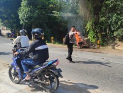Motor Mendadak Terbakar di Depan Hotel Emerald Sanggau, Satlantas Sigap Padamkan Api
