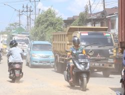Warga Keluhkan Kondisi Jalan Trans Kalimantan, Bupati Sujiwo: Sudah Masuk Anggaran, Masih Proses Lelang