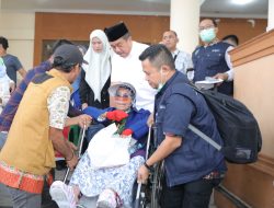 Bupati Asahan Jemput 2 Jemaah Haji yang Sakit di Embarkasi Medan