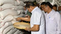 Bupati Lombok Timur Cek Kualitas Beras Bantuan dari Bulog