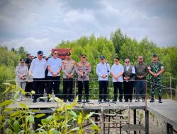 Kapolri dan Menteri Lingkungan Hidup Tanam Mangrove di Mempawah untuk Lawan Abrasi dan Krisis Iklim