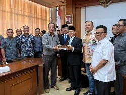 Bupati Melawi Bawa Suara Petani Sawit Mandiri ke Gubernur Kalbar, Harapan Baru di Tengah Penyegelan Lahan