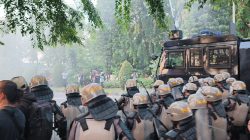 Ricuh! Demo Mahasiswa dan Masyarakat Kalbar di DPRD Berujung Bentrok dengan Aparat