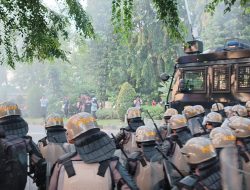 Ricuh! Demo Mahasiswa dan Masyarakat Kalbar di DPRD Berujung Bentrok dengan Aparat