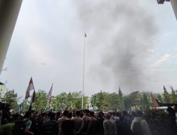 Aksi Lanjutan Mahasiswa dan Buruh Kalbar Warnai Gedung DPRD dengan Simbol Anime One Piece