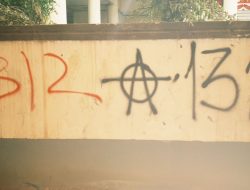 Demo di DPRD Kalbar Sisakan Coretan Vandalisme, Massa Aksi Tinggalkan Jejak Kericuhan