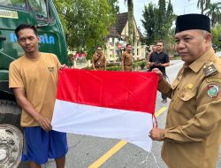 Wabup Mempawah Bagikan Bendera Merah Putih, Ajak Warga Meriahkan HUT ke-80 RI