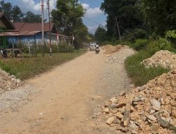 Pemkab Sanggau Perbaiki Ruas Jalan Abdul Fatah di Kecamatan Mukok