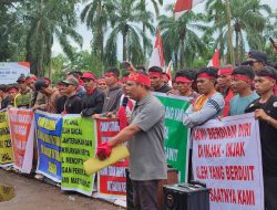 Ratusan Warga Dusun Nangka Geruduk Kantor Bupati Mempawah, Protes PT AHAL yang 13 Tahun Tak Beri Manfaat