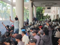 Ratusan Mahasiswa Gelar Aksi di DPRD Kalbar, Tuntut Cabut Tunjangan DPR RI Hingga Kenaikan Gaji Guru