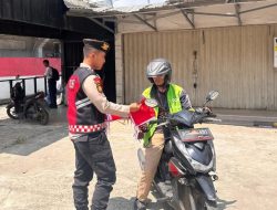 Polda Sumsel Bagikan Bendera Merah Putih, Meriahkan HUT RI ke-80