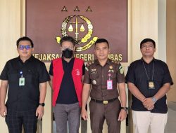 Kejari Sambas Terima Pelimpahan Kasus Penyelundupan Mobil Mewah dari Bea Cukai Sintete