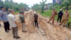 Bupati Romi Tinjau Perbaikan Ruas Jalan Poros Sukadana–Teluk Batang, Ajak Masyarakat Kawal Pekerjaan
