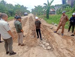 Bupati Romi Tinjau Perbaikan Ruas Jalan Poros Sukadana–Teluk Batang, Ajak Masyarakat Kawal Pekerjaan