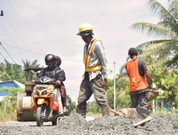 Bupati Sujiwo Soroti Kerusakan Jalan Akibat Angkutan Sawit Tonase Berlebih di Kubu Raya