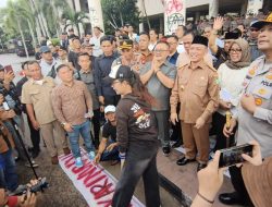 Gubernur Kalbar Ria Norsan Temui Langsung Massa Aksi BEM Fisip Untan