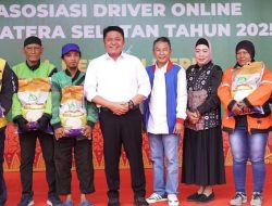 Herman Deru Bagikan 50 Ton Beras untuk Seluruh Pengemudi Ojek Online di Palembang
