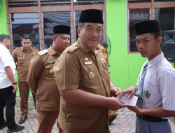 Bupati Asahan Serahkan Tabungan Haji Ke 61 Murid Berprestasi