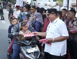 Merah Putih Dibagikan di Jalanan Asahan, Bupati: Jangan Sampai Simbol Negara Kalah dari Bendera Fiksi