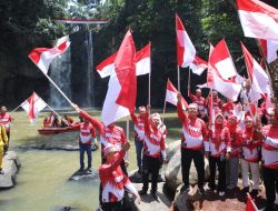Sambut HUT Ke- 80 RI, Pemkab Asahan Kibarkan Bendera Merah Putih di Air Terjun Simonang-Monang