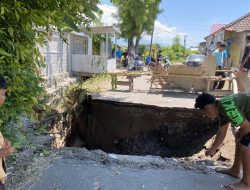 Banjir Melanda Apit Aik, Jembatan Penghubung Antar Desa Putus, dan  Ratusan Warga Terdampak