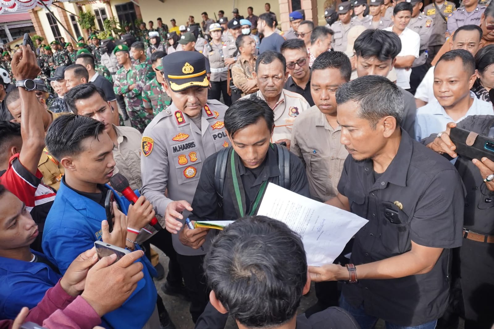 Masyarakat dan Mahasiswa Ketapang Geruduk DPRD,  Hapus Proyek PL, Awasi SPBU Nakal, Berantas Narkoba