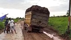 Warga Geram, PT SKM Tetap Angkut Sawit Berat Meski Jalan Poros Sedang Diperbaiki