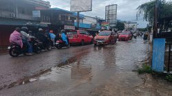 Drainase Kota Amburadul, Jalan Depan Polres Ketapang Kembali Jadi Kolam Setiap Hujan