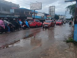 Drainase Kota Amburadul, Jalan Depan Polres Ketapang Kembali Jadi Kolam Setiap Hujan