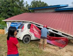 Mobil Minibus Nyungsep ke Rumah Warga di Batang Tarang, Diduga Hindari Anjing Liar