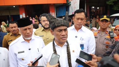 Tinjau Pasar Lubuk Buaya, Mentan Amran Pastikan Pemerintah Masifkan Beras SPHP untuk Jaga Harga