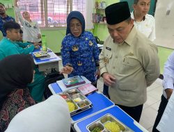 Gubernur Ria Norsan Tinjau Program Makan Bergizi Gratis di SMKN 5 Pontianak, Pastikan Menu Aman dan Sehat