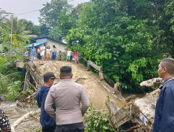 Jembatan Penghubung Antar Desa di Nanga Taman Roboh, Akses Warga Lumpuh Total