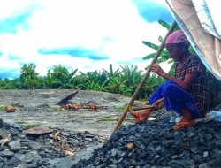 Keteguhan Nenek Yan, Pemecah Batu di Kaki Bukit Podorukun