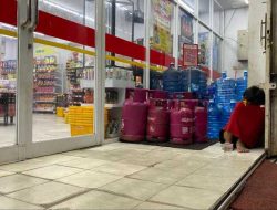 Bocah 10 Tahun Setahun Menunggu Sang Abang di Depan Swalayan Pontianak Barat